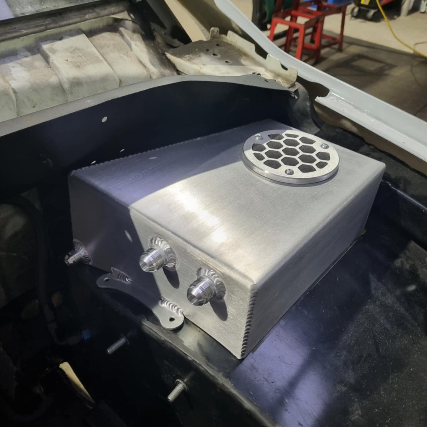 superute catchcan
aluminum welding
brushed aluminum
billet breather filter cap.
custom catchcan
baffled catch can